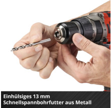 Ein Mann setzt einen Bohrer in ein 13 Millimeter Schnellspannbohrfutter aus Metall ein.