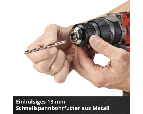 Ein Mann setzt einen Bohrer in ein 13 Millimeter Schnellspannbohrfutter aus Metall ein.
