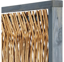 Detailansicht eines Sichtschutzzauns mit Weidengeflecht und Holzrahmen