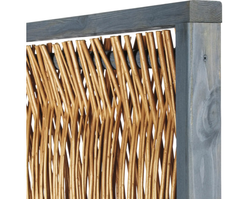 Detailansicht eines Sichtschutzzauns mit Weidengeflecht und Holzrahmen