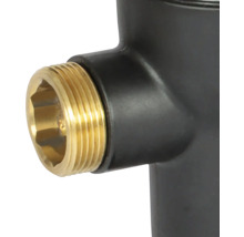 Detailaufnahme eines schwarzen Wasseranschlusses mit goldenem Gewinde.