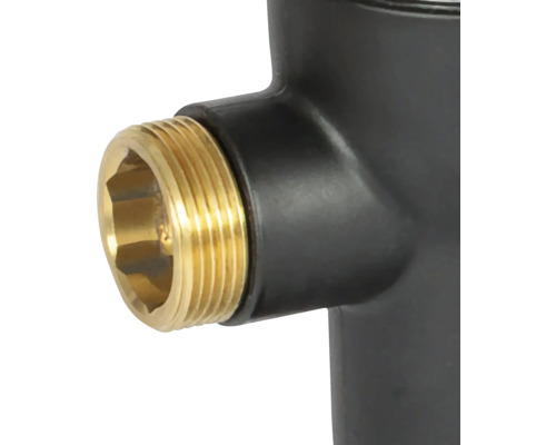 Detailaufnahme eines schwarzen Wasseranschlusses mit goldenem Gewinde.