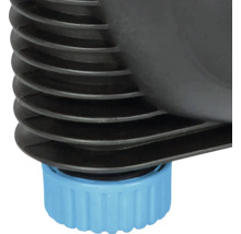 Detail einer Teichpumpe mit blauem Verschluss