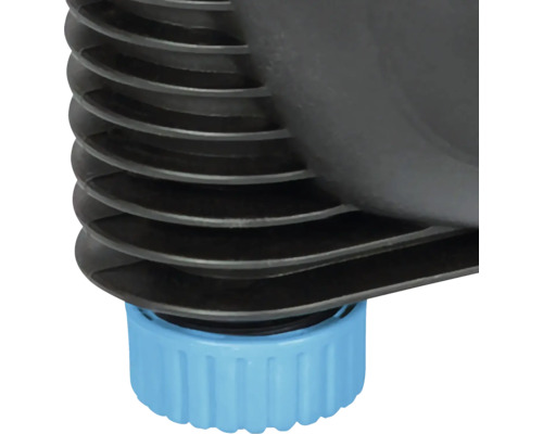 Detail einer Teichpumpe mit blauem Verschluss