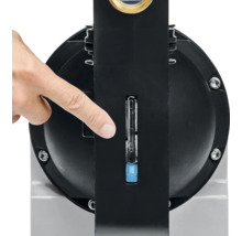 Detailansicht eines Geräts mit Füllstandsanzeige, bedient von einer Hand