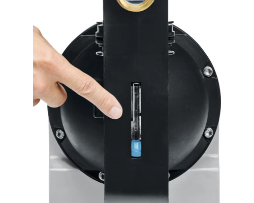 Detailansicht eines Geräts mit Füllstandsanzeige, bedient von einer Hand