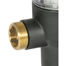 Detailaufnahme eines Wasserfilters mit Messinganschluss