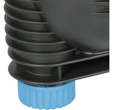 Detailansicht eines grauen Teichfilters mit einem blauen Fuß