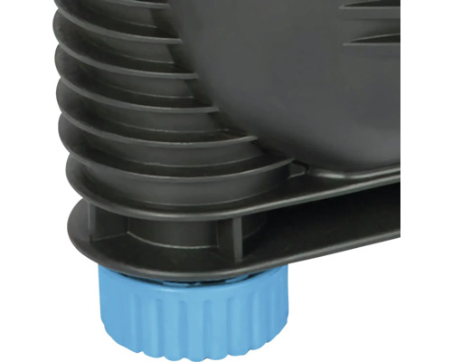 Detailansicht eines grauen Teichfilters mit einem blauen Fuß