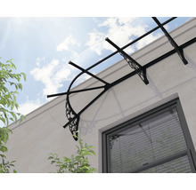 Modernes Haustürvordach mit transparentem Dach und dekorativen schwarzen Metallstützen an einer Hauswand.