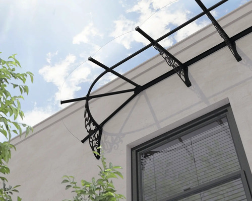 Modernes Haustürvordach mit transparentem Dach und dekorativen schwarzen Metallstützen an einer Hauswand.