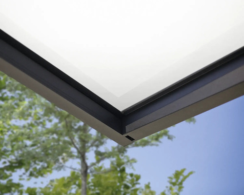 Detailansicht der Ecke einer Terrassenüberdachung mit einem dunklen Metallrahmen und einer weißen lichtdurchlässigen Dachplatte.