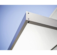 Eckprofil einer modernen Metallüberdachung mit sichtbaren Verschraubungen.