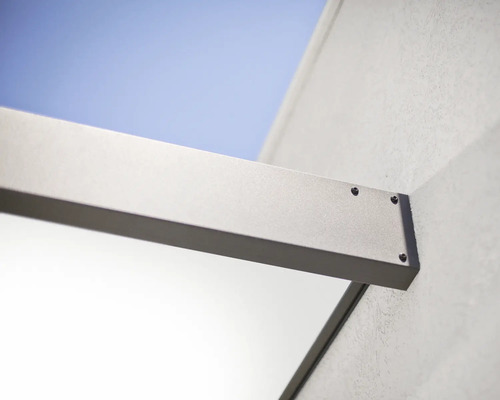 Detailansicht eines Aluminiumbalkens einer Terrassenüberdachung, der mit Schrauben an einer Außenwand befestigt ist.