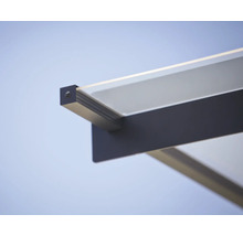 Detailansicht eines Vordachs mit anthrazitfarbenem Aluminiumprofil und transparenter Kunststoffabdeckung.