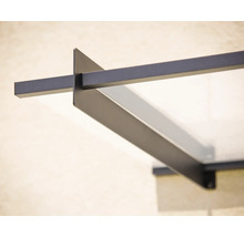 Detailaufnahme eines modernen Vordachs mit schwarzem Metallrahmen und Glasscheibe.