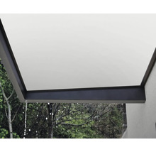 Terrassenüberdachung mit integriertem Wasserablauf bei Regen.