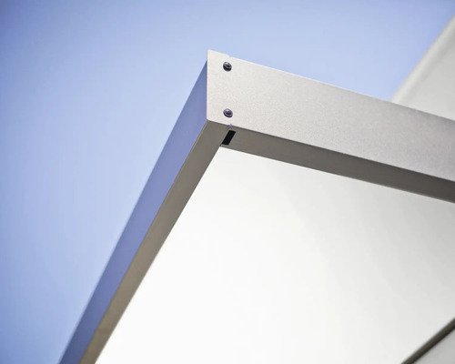 Eckprofil einer modernen Metallüberdachung mit sichtbaren Verschraubungen.