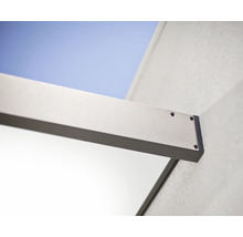 Detailansicht eines Aluminiumbalkens einer Terrassenüberdachung, der mit Schrauben an einer Außenwand befestigt ist.