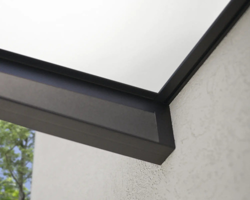 Detailansicht einer Terrassenüberdachung mit Aluminiumprofilen und einer Glasplatte an einer strukturierten Hauswand.