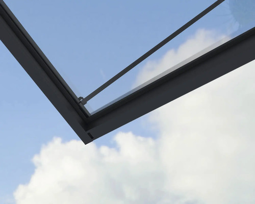 Detailansicht einer Terrassenüberdachung mit anthrazitfarbenem Aluminiumrahmen und Glaseindeckung.