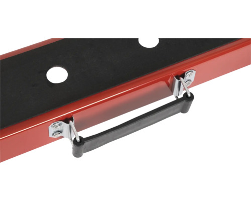 Detailansicht einer roten Werkzeugkiste mit schwarzem Einsatz und Tragegriff