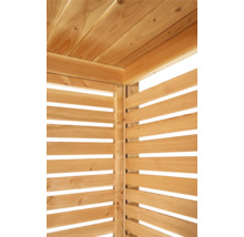 Detailansicht einer Holzkonstruktion mit Lattenzaun und Decke