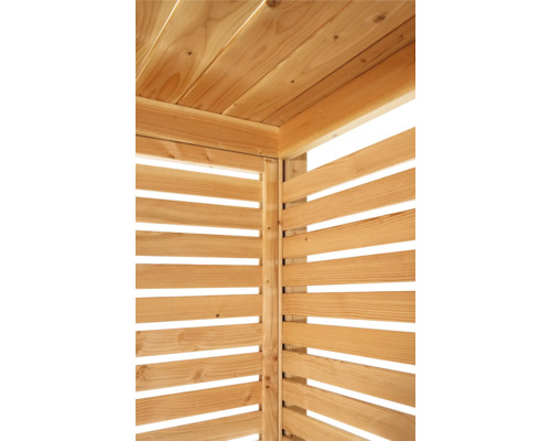 Detailansicht einer Holzkonstruktion mit Lattenzaun und Decke