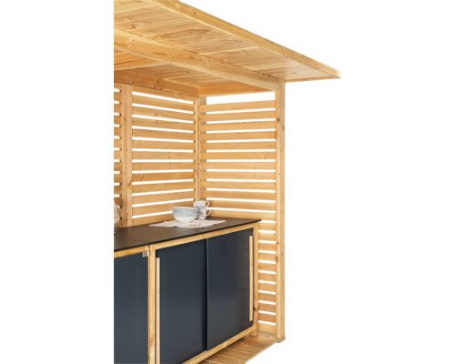 Detailansicht eines Holzgartenhauses mit Arbeitsplatte und Schränken