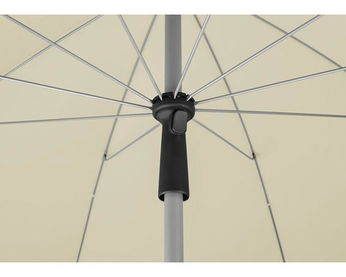 Detailansicht eines Sonnenschirms mit Streben, Mast und Öffnungsmechanismus