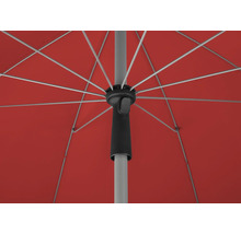 Detailansicht von der Unterseite eines geöffneten Sonnenschirms mit Streben, Mast und Schiebemechanismus