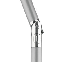 Detailaufnahme einer silberfarbenen Lampenhalterung mit Gelenk