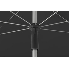 Detailaufnahme eines Sonnenschirms mit Streben und Mast