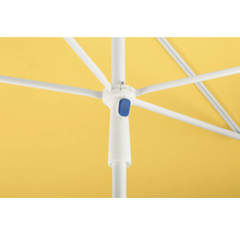 Detailansicht eines Sonnenschirms mit gelbem Schirmdach, weißem Gestell und blauem Knopf