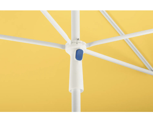 Detailansicht eines Sonnenschirms mit gelbem Schirmdach, weißem Gestell und blauem Knopf