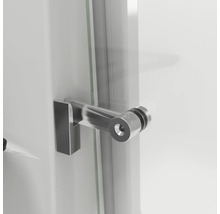 Detailansicht eines Duschkabinentürgriffs aus Metall