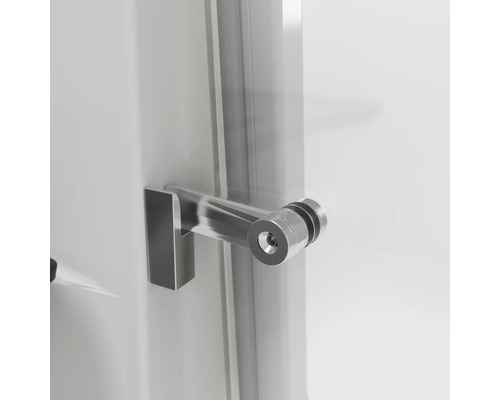 Detailansicht eines Duschkabinentürgriffs aus Metall