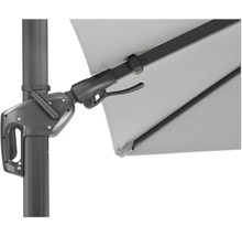 Detailaufnahme eines Sonnenschirms mit Kurbelmechanismus zur einfachen Bedienung.