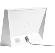 Rückansicht einer weißen Tischleuchte mit grauem Kabel