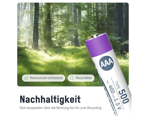 AAA Batterie vor Waldkulisse mit Symbolen für Ressourcenschonung und Recycling