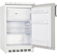 Geöffneter Kühlschrank mit Ablagen