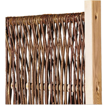 Detailaufnahme eines Flechtzaunelements aus Weide mit Holzpfosten