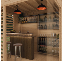 Innenansicht eines Holzgartenhauses mit Bar, Regalen und Beleuchtung