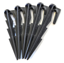 Mehrere Erdnägel aus Kunststoff