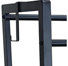 Detailansicht eines Metallregals mit Einhängevorrichtung