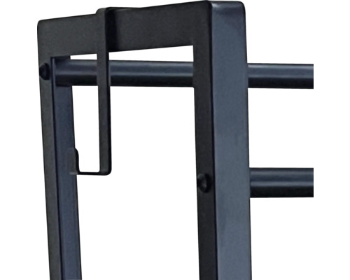 Detailansicht eines Metallregals mit Einhängevorrichtung