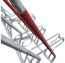 Detailansicht eines Gerüstbauteils mit rotem Fallrohr