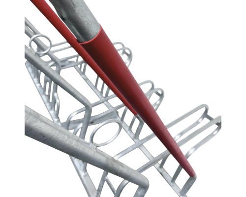 Detailaufnahme eines Baugerüsts mit Stahlrohren und Verbindungsstücken