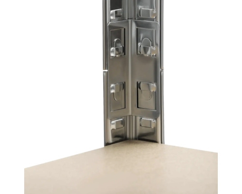 Detailansicht eines Regalsystems mit Metallecken und Regalboden