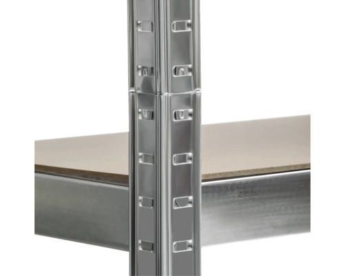 Detailaufnahme eines Metallregals mit Regalböden